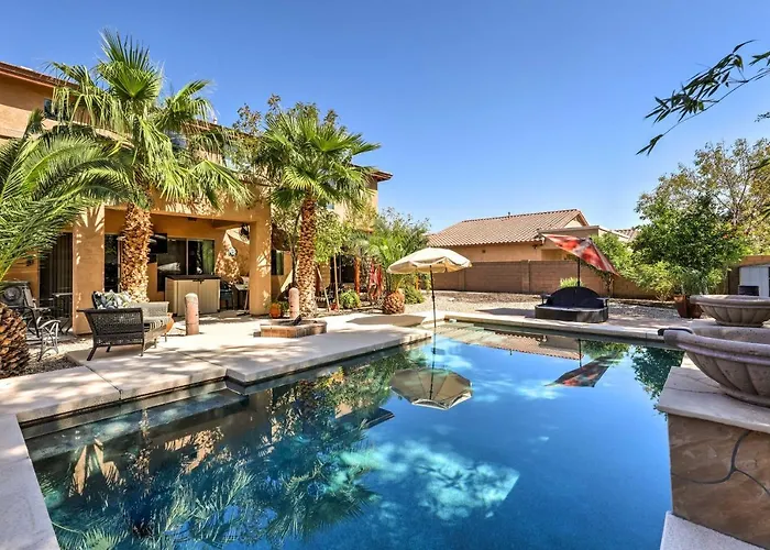 Stunning Pool & Patio: Spacious Oasis!