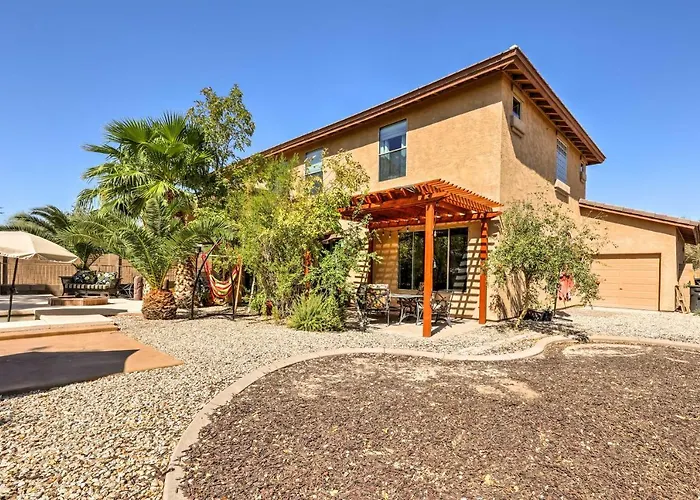 Stunning Pool & Patio: Spacious Oasis!