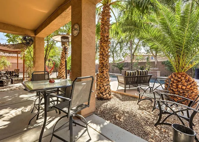 Stunning Pool & Patio: Spacious Oasis! *