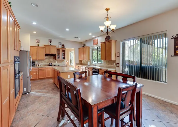 Stunning Pool & Patio: Spacious Oasis!