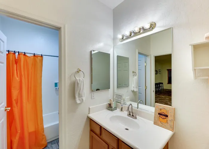Stunning Pool & Patio: Spacious Oasis! Chandler