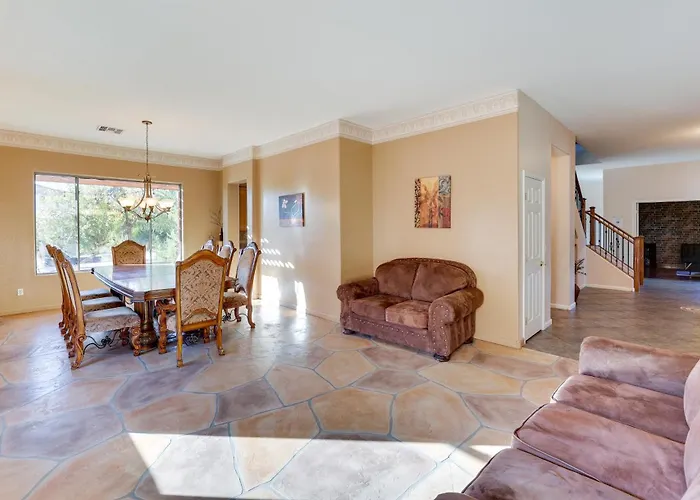 Stunning Pool & Patio: Spacious Oasis! Chandler