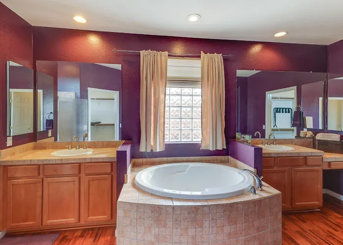 Stunning Pool & Patio: Spacious Oasis! *