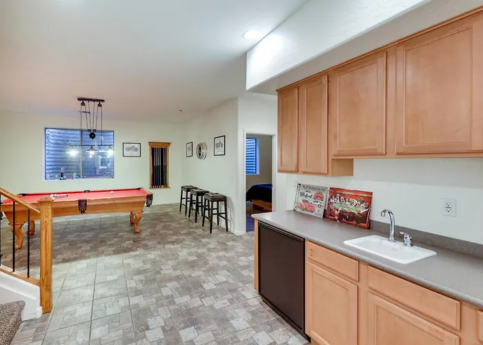 Stunning Pool & Patio: Spacious Oasis!